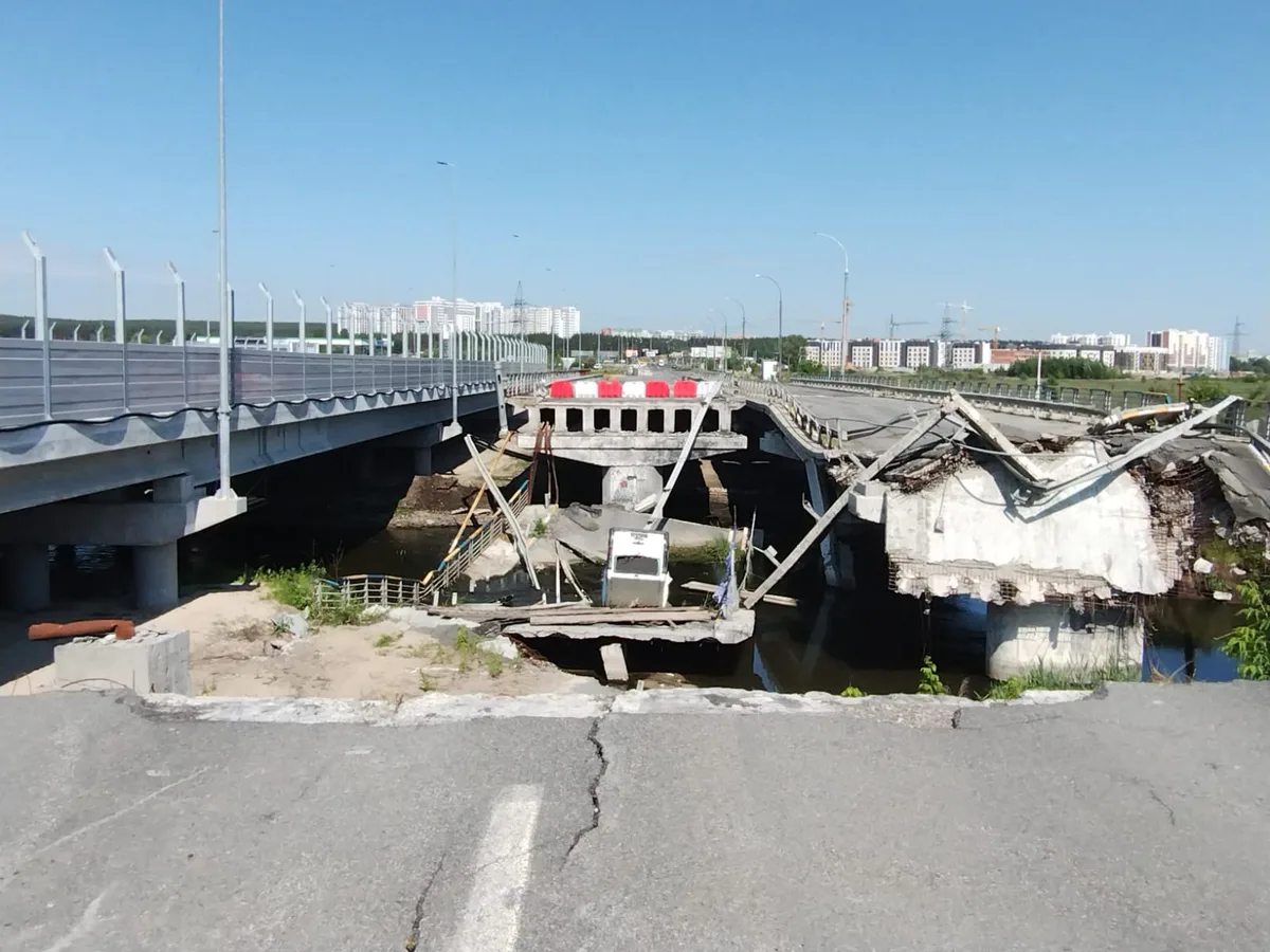 … und eingebrochene Strassen. Obwohl sich Marc K. an diese Umstände gewöhnt hat, holen ihn die Bilder zu Hause ein. Eine zerstörte Brücke.